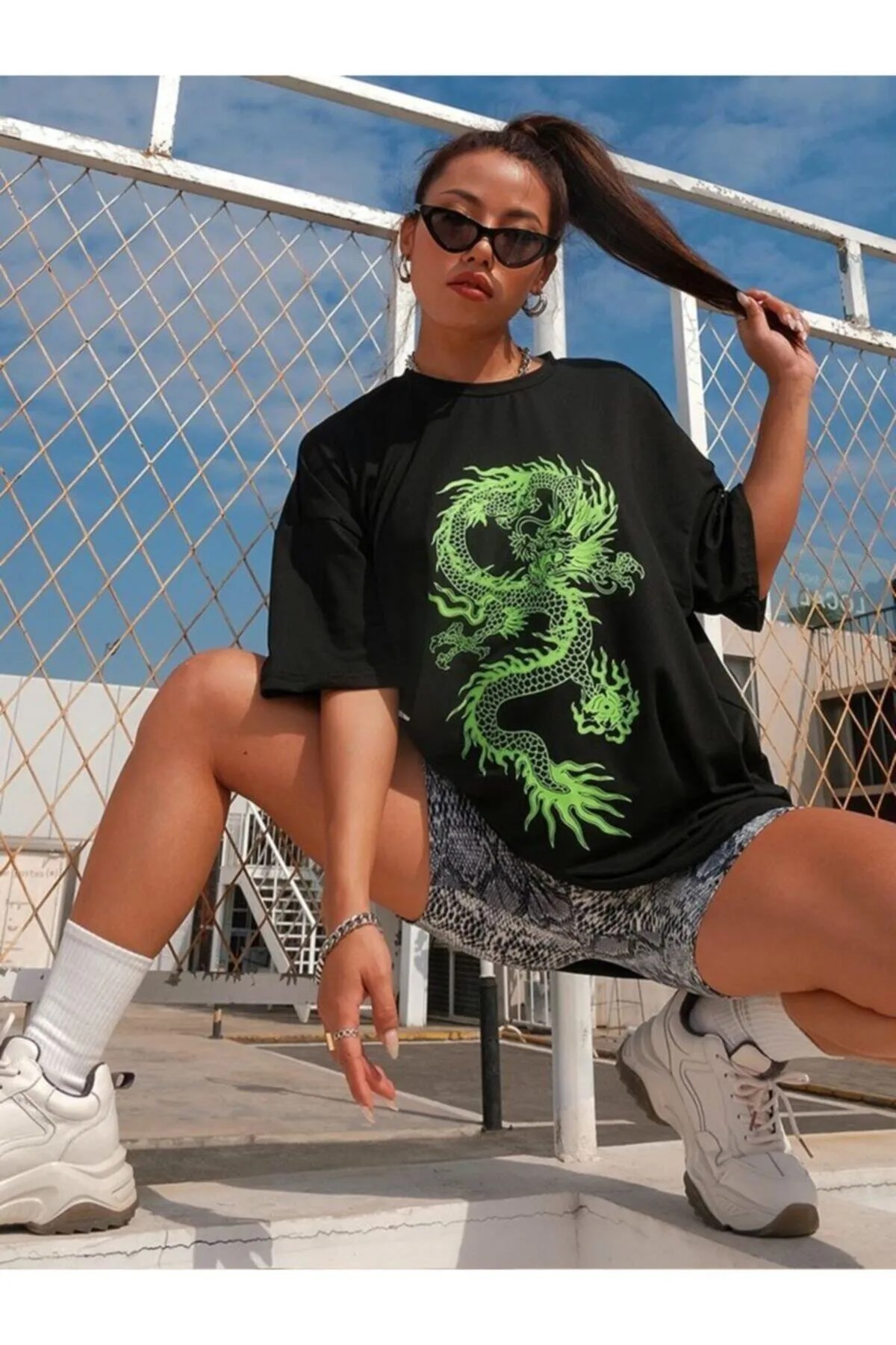 Kadın Siyah Üzerine Yeşil Baskı Dragon Oversize T-shirt